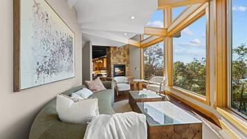 Televisión, chimenea