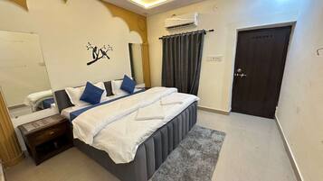 Laptop workspace, free WiFi