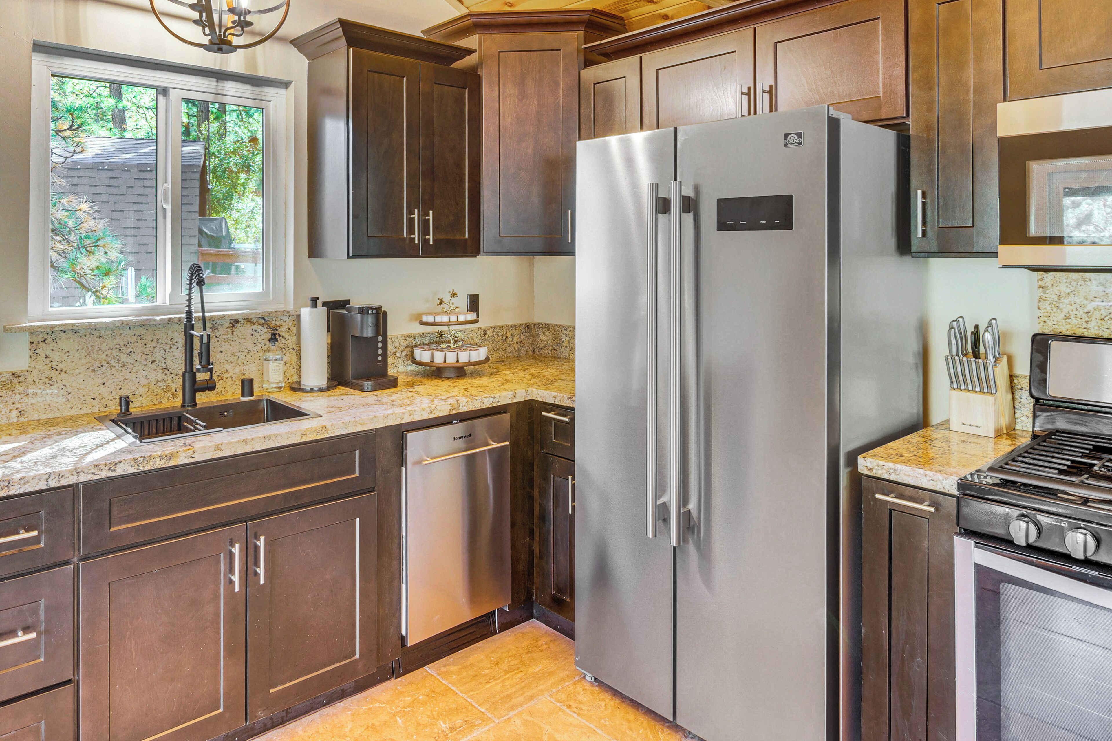 Fridge, microwave, stovetop, dishwasher