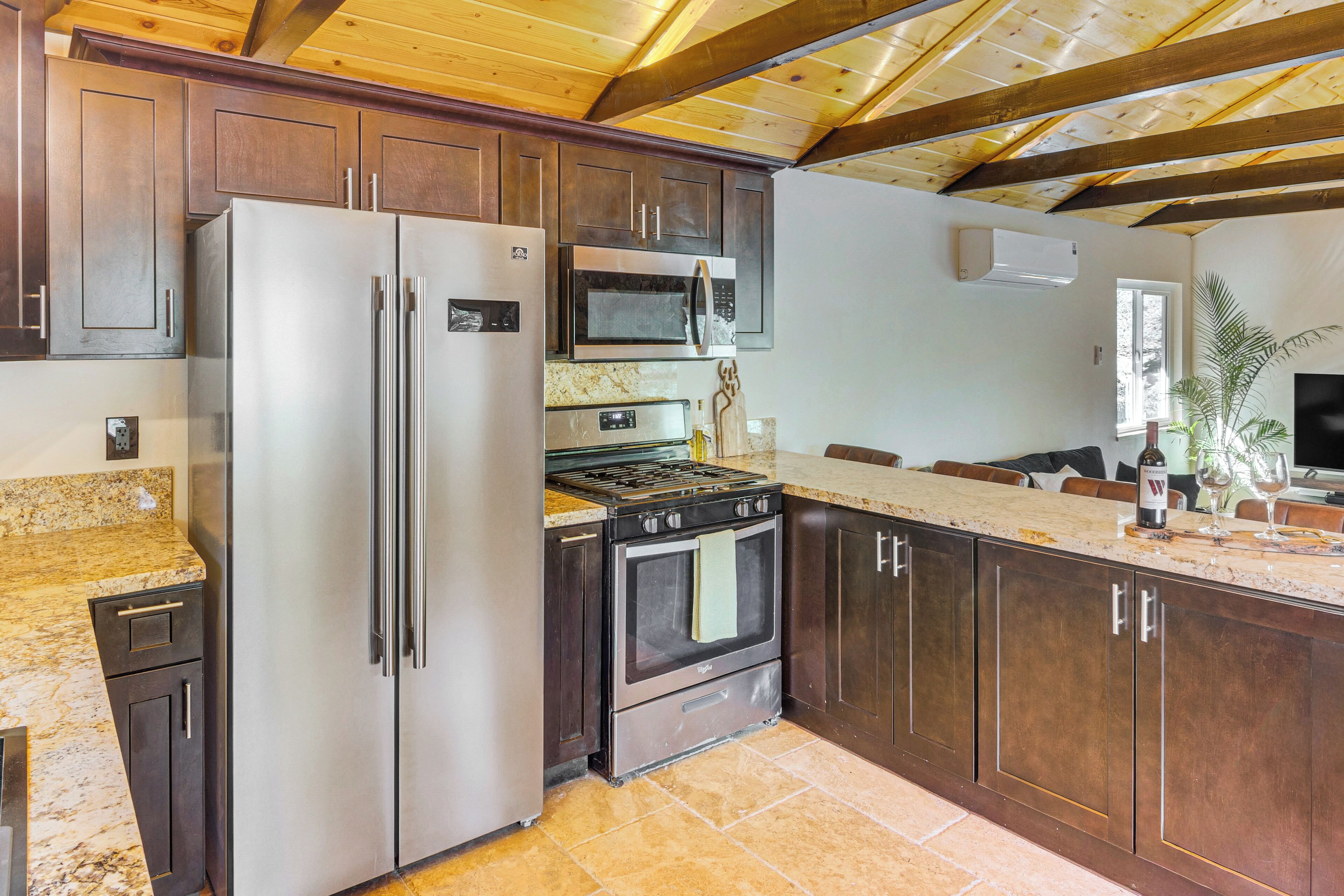 Fridge, microwave, stovetop, dishwasher