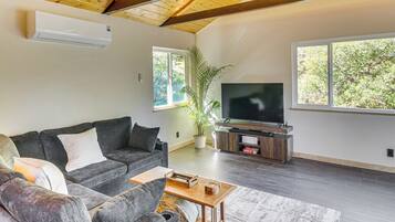 Televisie, een open haard en een stereo