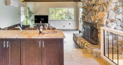 Walk to Village! Romantic Pine Mtn Nature Escape