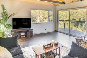 TV, fireplace, stereo