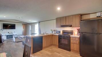 Een koelkast, een magnetron, een kookplaat, een vaatwasser