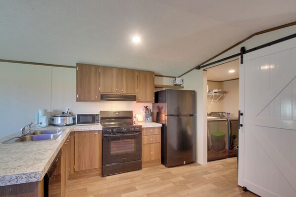 Fridge, microwave, stovetop, dishwasher