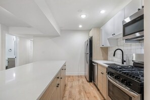 Private kitchen - Enchanting 4-bedroom apartment with AC in vibrant Chicago Hyde Park (Chicago)