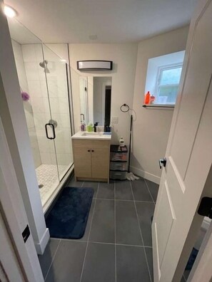 Hair dryer, towels, soap, toilet paper - Enchanting 4-bedroom apartment with AC in vibrant Chicago Hyde Park (Chicago)