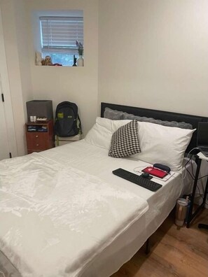 4 bedrooms, iron/ironing board, Internet, bed sheets - Enchanting 4-bedroom apartment with AC in vibrant Chicago Hyde Park (Chicago)