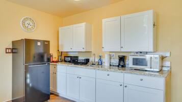 Réfrigérateur, micro-ondes, cafetiÚre/bouilloire, grille-pain