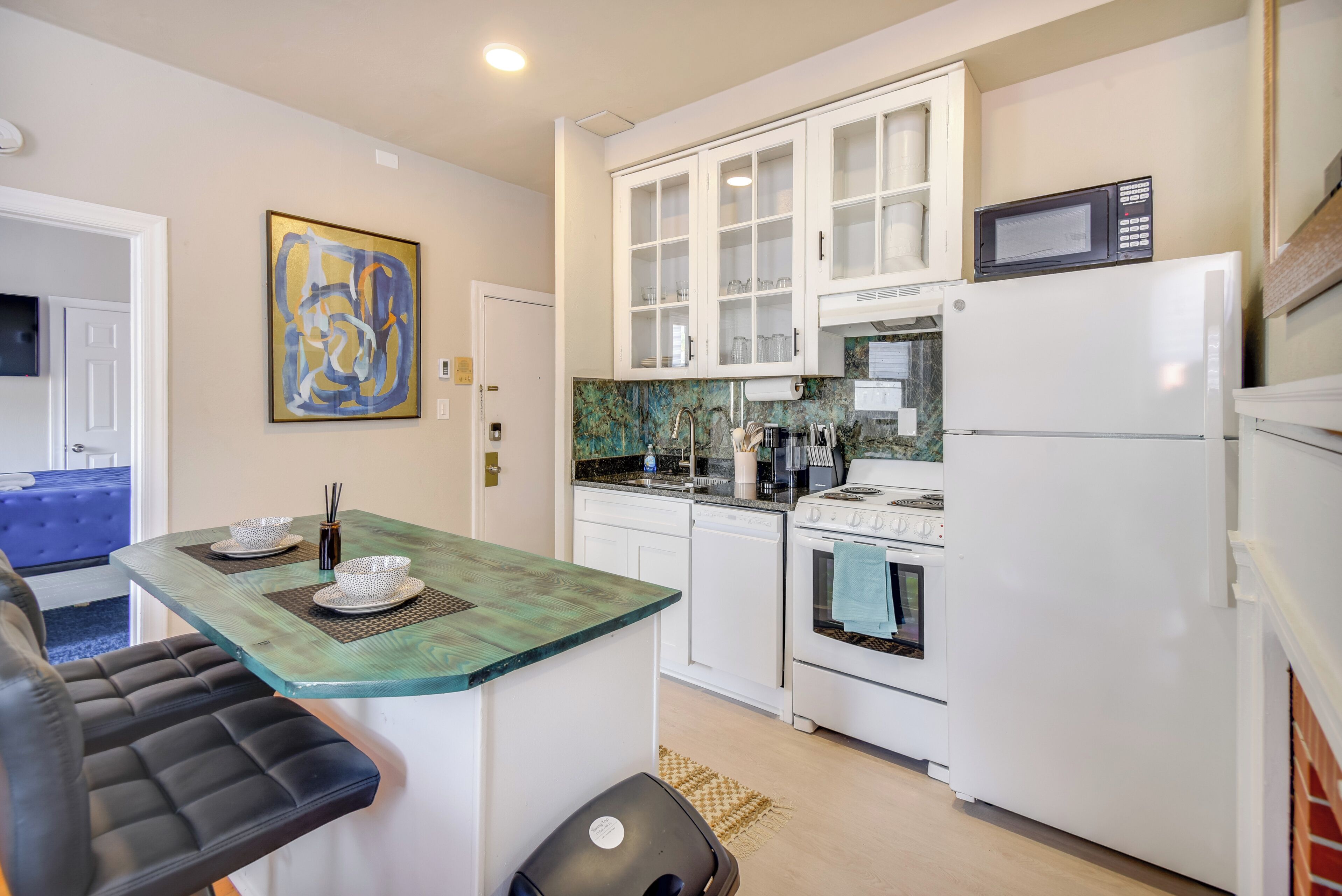 Fridge, microwave, stovetop, dishwasher