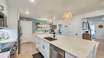 Fridge, microwave, stovetop, dishwasher