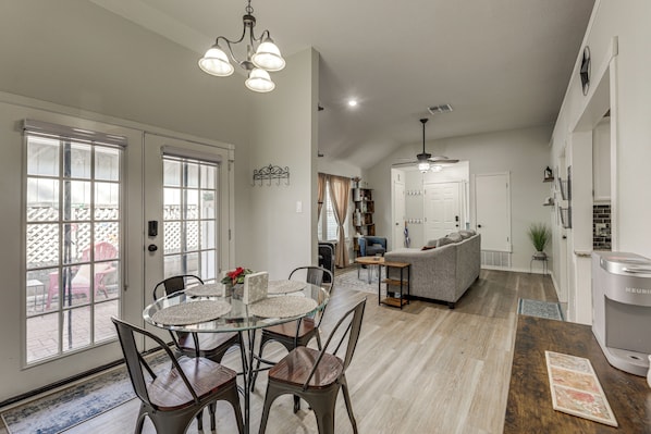 Dining - 2 Mi to Dtwn! Modern Round Rock Oasis w/ Patio (Round Rock)