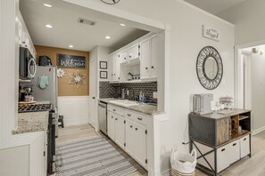 Fridge, microwave, stovetop, dishwasher - 2 Mi to Dtwn! Modern Round Rock Oasis w/ Patio (Round Rock)