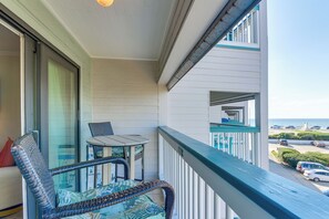 Property grounds - Galveston Beach Condo: Pool & Balcony w/ Views! (Galveston)