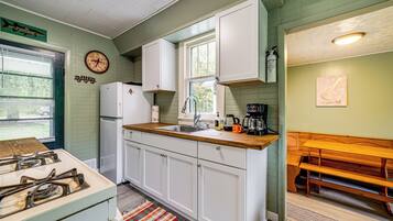 Frigorífico, microondas, placa de cocina y cafetera o tetera