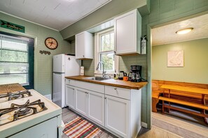 Frigorífico, microondas, placa de cocina y cafetera o tetera