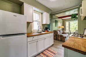 Geladeira, micro-ondas, cooktop, cafeteira/chaleira