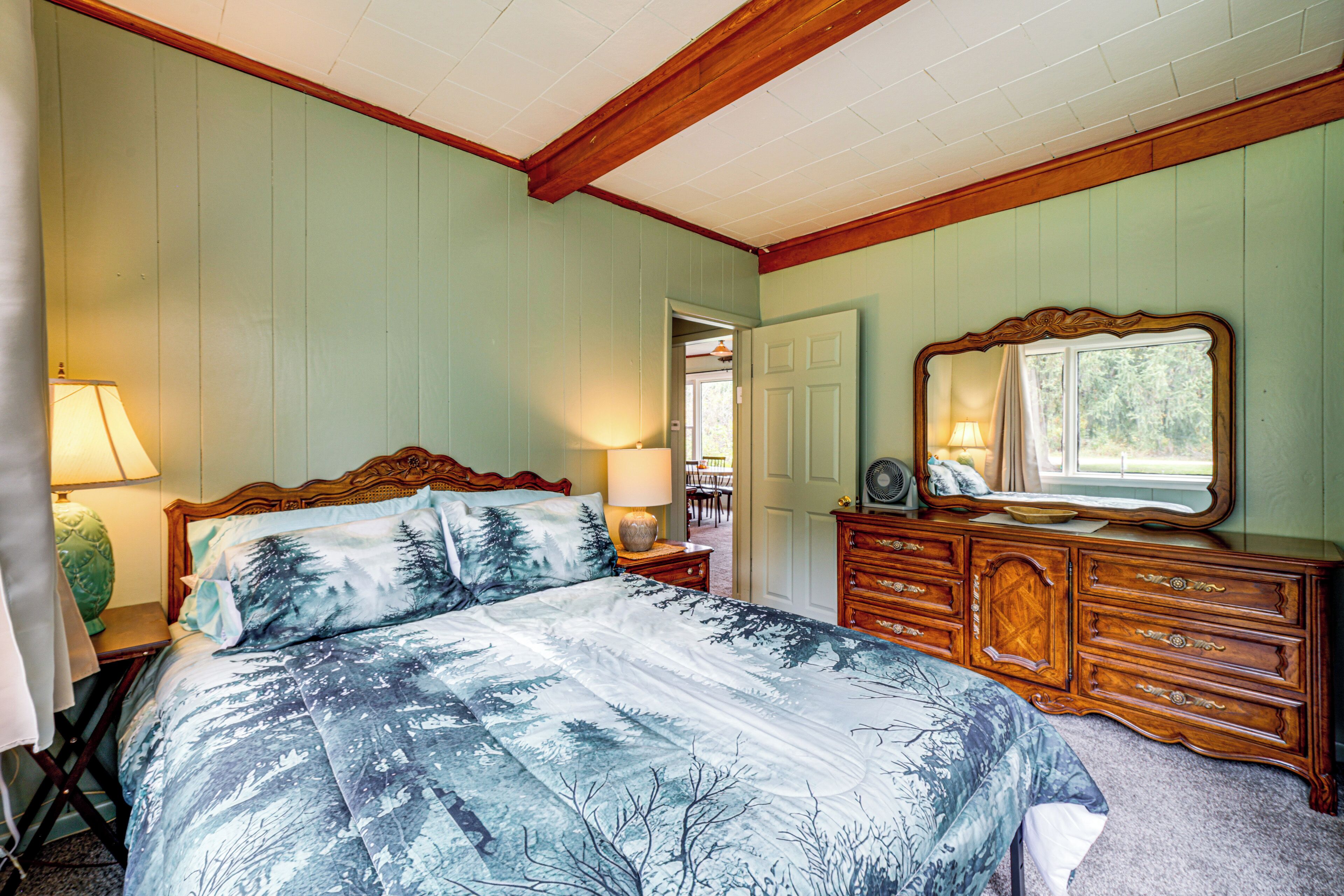 2 bedrooms, desk, internet, bed sheets