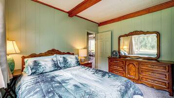 2 bedrooms, desk, internet, bed sheets