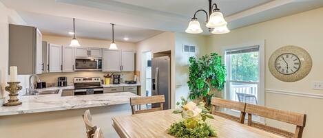 Kjøleskap, mikrobølgeovn, kokeplater og oppvaskmaskin