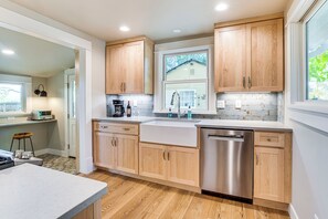 ثلاجة، ميكروويف، موقد طهي مسطح، غسالة أطباق