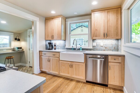 Fridge, microwave, stovetop, dishwasher