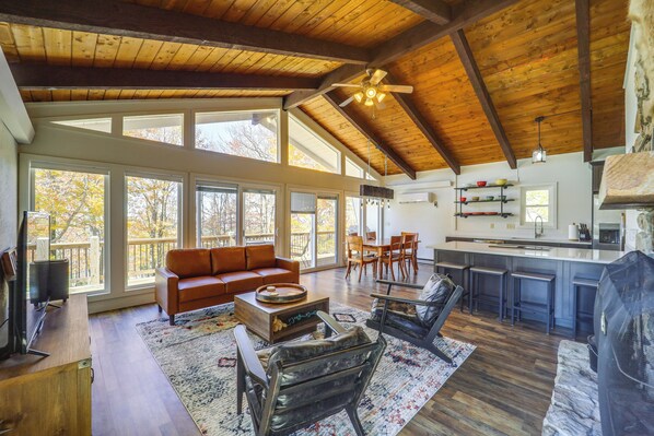 TV, fireplace - 2 Mi to Beech Mtn Resort: Family Home w/ Hot Tub! (Beech Mountain)