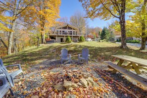 Outdoor dining - 2 Mi to Beech Mtn Resort: Family Home w/ Hot Tub! (Beech Mountain)