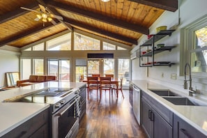 Fridge, microwave, stovetop, dishwasher - 2 Mi to Beech Mtn Resort: Family Home w/ Hot Tub! (Beech Mountain)