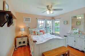 2 bedrooms, iron/ironing board, Internet, bed sheets - Canal-Front Home w/ Deck: 6 Mi to Rockport Beach (Rockport)