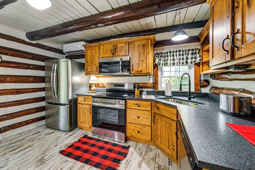 Family Holiday Cabin in Kentucky w/ Hot Tub!