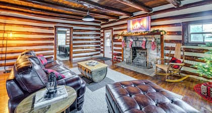 Family Holiday Cabin in Kentucky w/ Hot Tub!