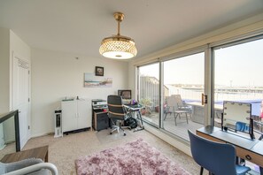 Interior - 3 Mi to Dtwn Cleveland: Condo w/ Lake Erie Views! (Cleveland)