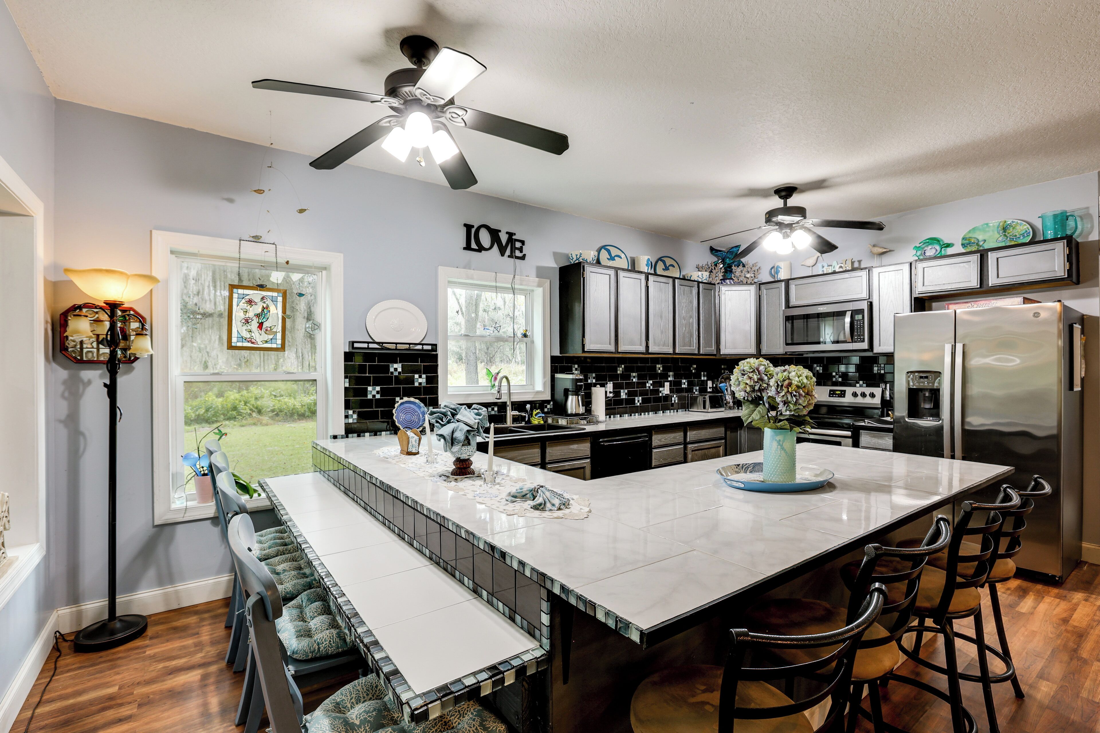 Réfrigérateur, micro-ondes, plaque de cuisson, lave-vaisselle