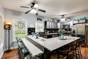 Kühlschrank, Mikrowelle, Herdplatte, Geschirrspüler