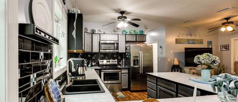 ثلاجة، ميكروويف، موقد طهي مسطح، غسالة أطباق