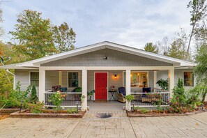 Exterior - Ski Asheville! Mountain-View Hideaway w/ Deck (Asheville)
