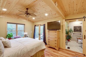 2 bedrooms, desk, Internet, bed sheets - Ski Asheville! Mountain-View Hideaway w/ Deck (Asheville)