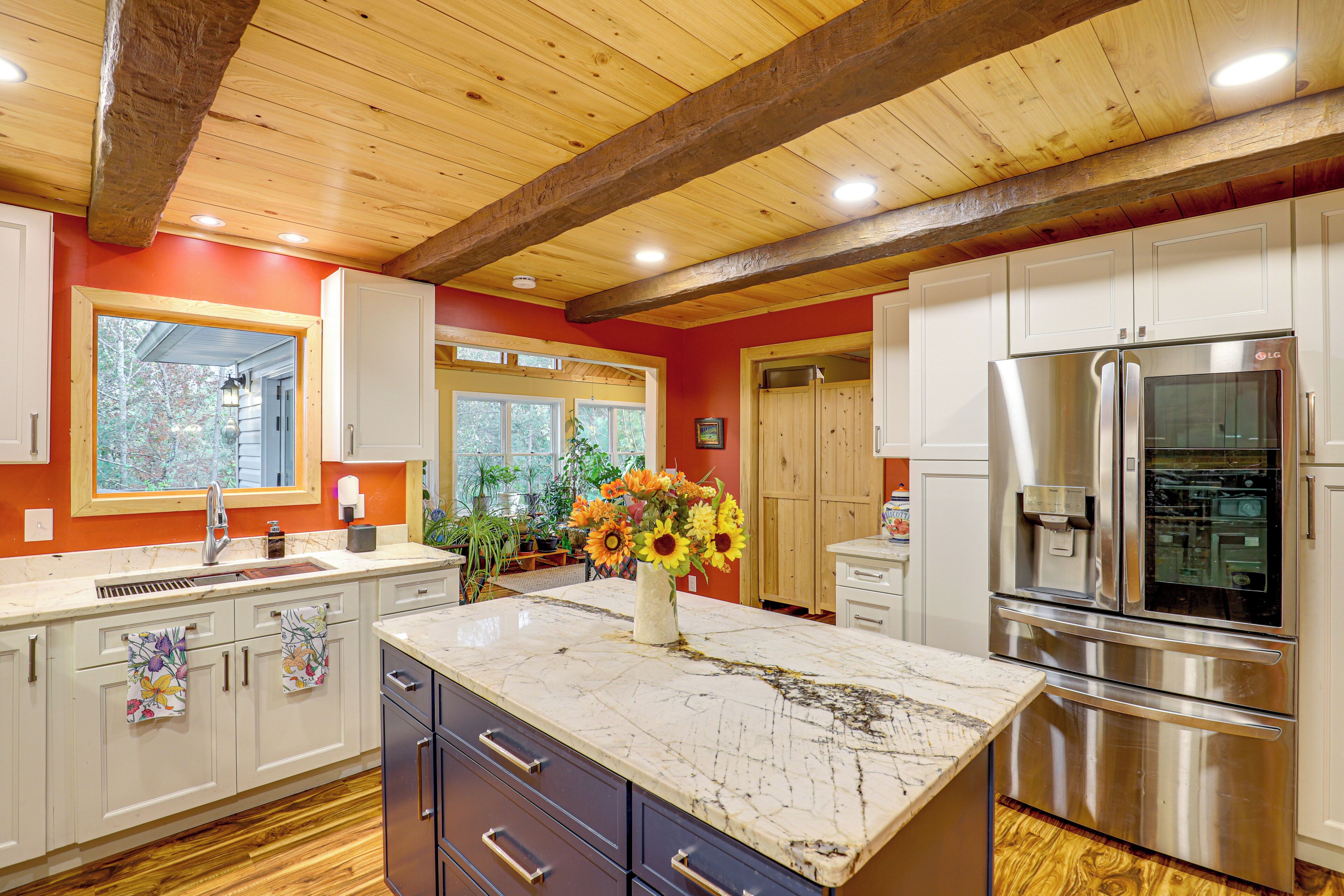 Kjøleskap, mikrobølgeovn, kokeplater og oppvaskmaskin