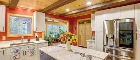 Kjøleskap, mikrobølgeovn, kokeplater og oppvaskmaskin