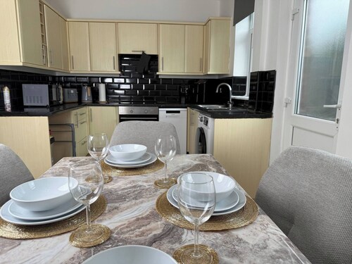 Urban Calm – Spacious 3-Bed Home with Free Parking