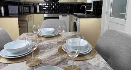 Urban Calm – Spacious 3-Bed Home with Free Parking