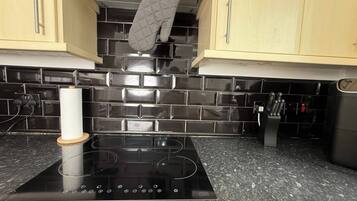 Een koelkast, een microgolfoven, een kookplaat, een vaatwasser