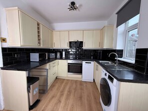 Fridge, microwave, stovetop, dishwasher - Urban Calm – Spacious 3-Bed Home with Free Parking (Rawmarsh)