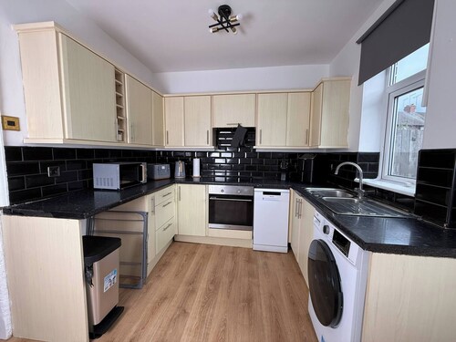 Urban Calm – Spacious 3-Bed Home with Free Parking