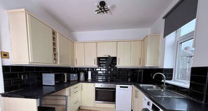 Urban Calm – Spacious 3-Bed Home with Free Parking