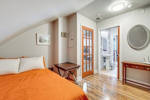 Desk, Internet, bed sheets