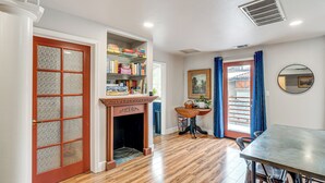 Una habitación con chimenea, una mesa de comedor y una estantería llena de libros.