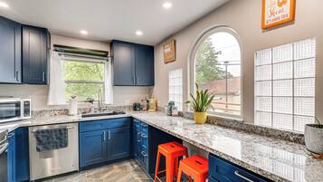 Réfrigérateur, micro-ondes, plaque de cuisson, lave-vaisselle