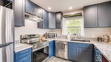 Fridge, microwave, stovetop, dishwasher